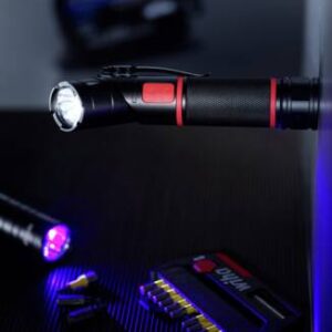 Wiha Multi LED-lommelygte med 3 lysfunktioner: laser, UV og LED (100/310 lumen). Magnet til fasthold, drejbart hoved og lommeclips.