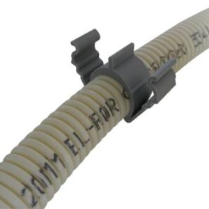 Rille clips PRO. Til fastgørelse af 20mm rør i udfræste riller. Medium flex. – pk. á 50 stk